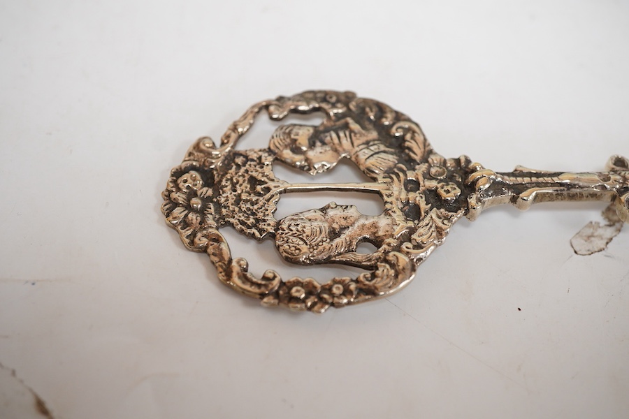 A cased pair of late Victorian silver spoons, the pierced terminals decorated with the busts of a lady and gentleman, James Dudley, London, 1898/1900, 19cm, 5.2oz.